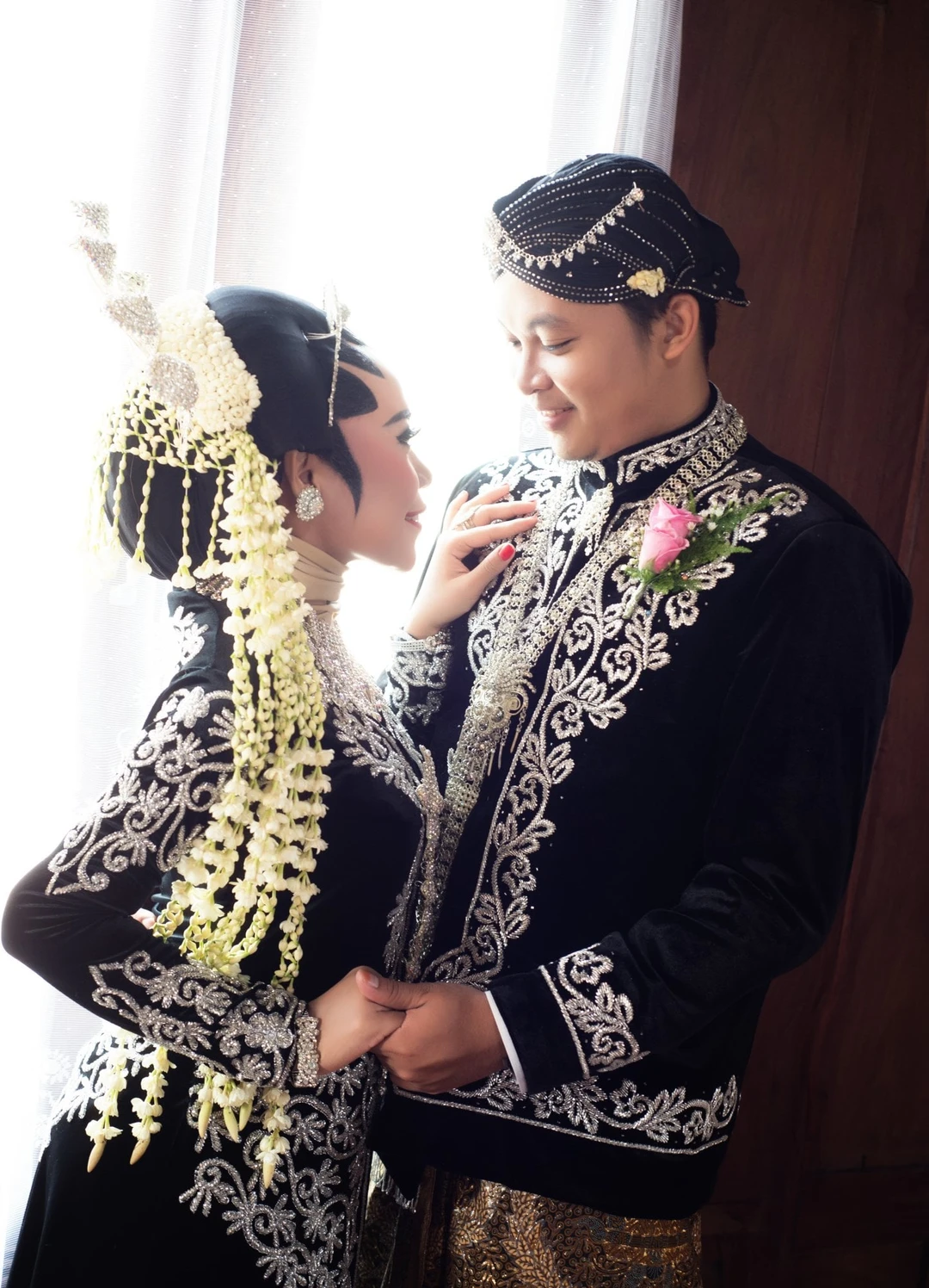 couple-embracing-wedding-ceremony.jpg