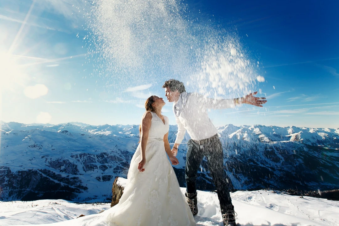 bride-groom-love-throw-snow-background-alps-courchevel.jpg